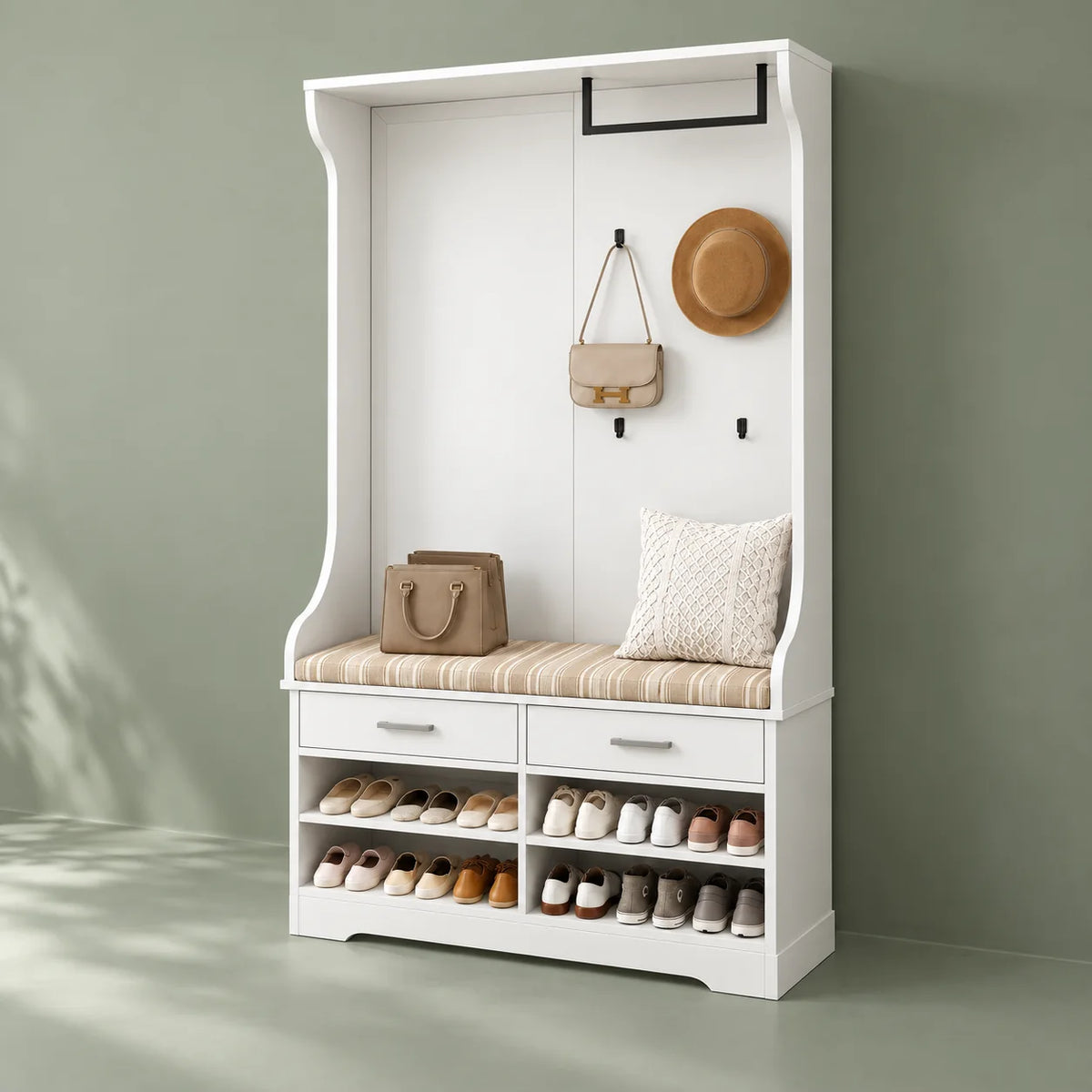 Vue de trois quarts droite du vestiaire blanc avec banc sur fond vert sauge