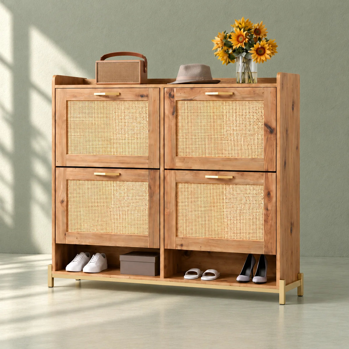 Vue de trois quarts droite du meuble à chaussures à quatre portes en cannage sur fond vert sauge