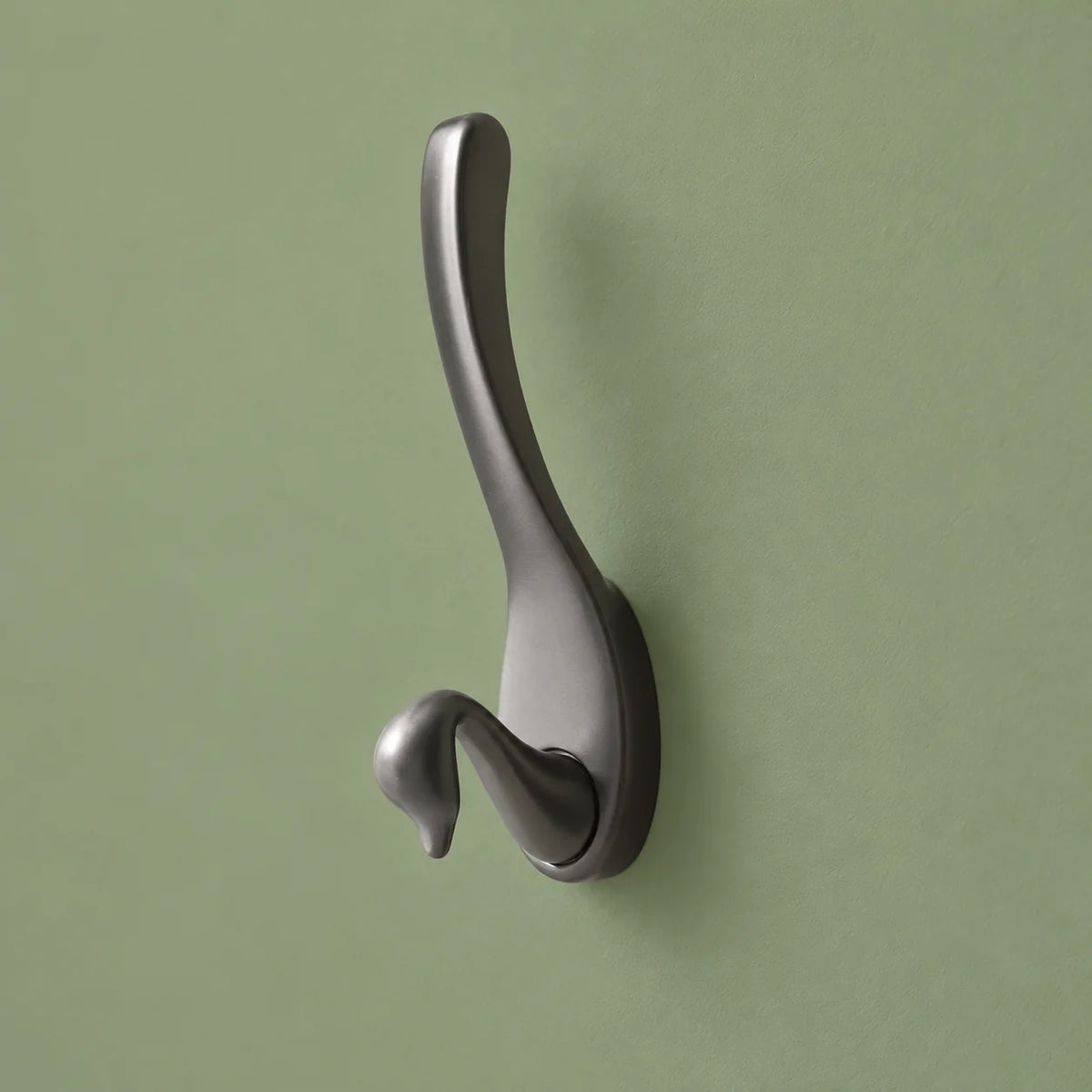 Variante Grand de la patère cygne gris anthracite, vue de trois quarts sur fond vert