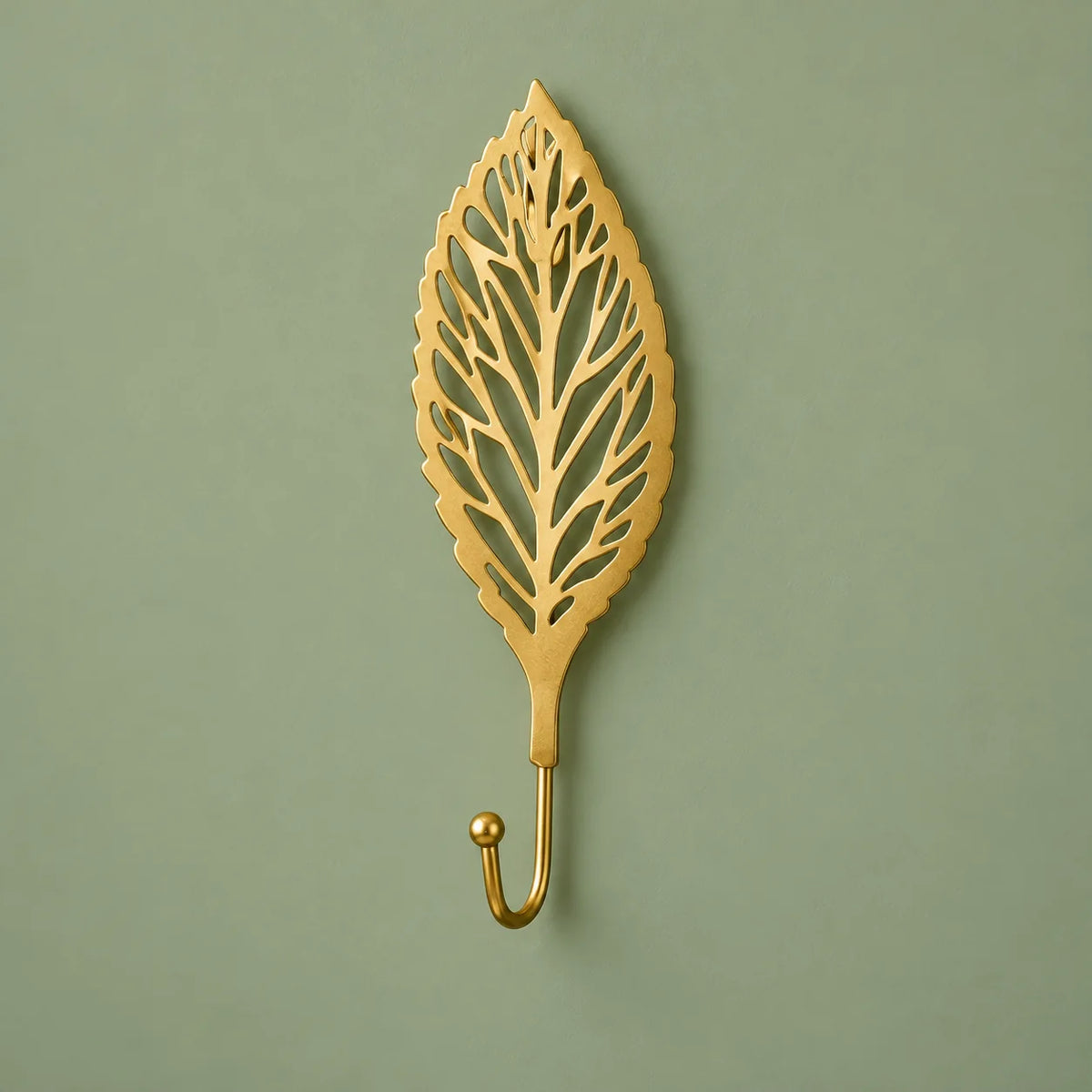 Patère Feuille ronde dorée sur fond vert sauge, vue entière