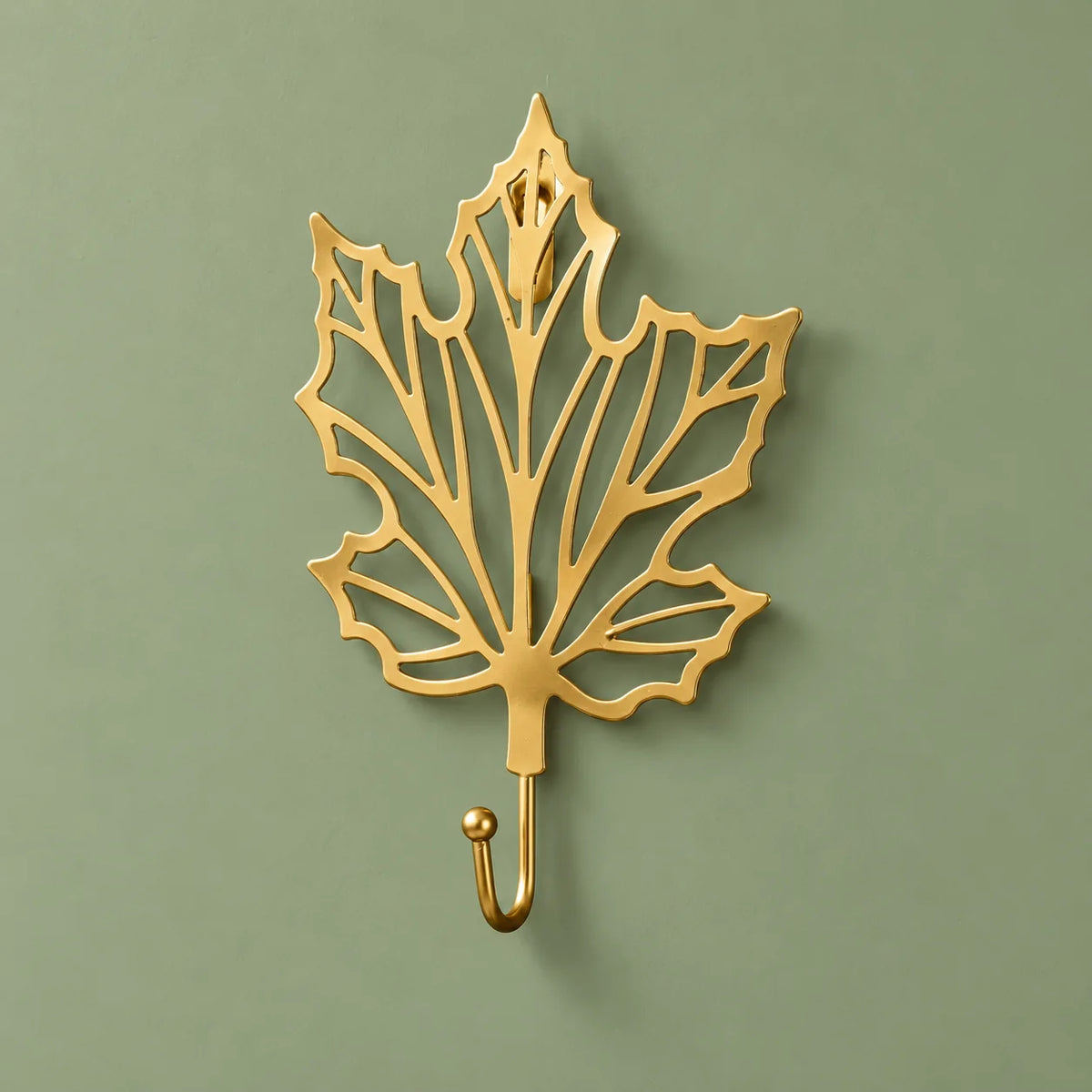 Patère Grande feuille dorée sur fond vert sauge, vue entière