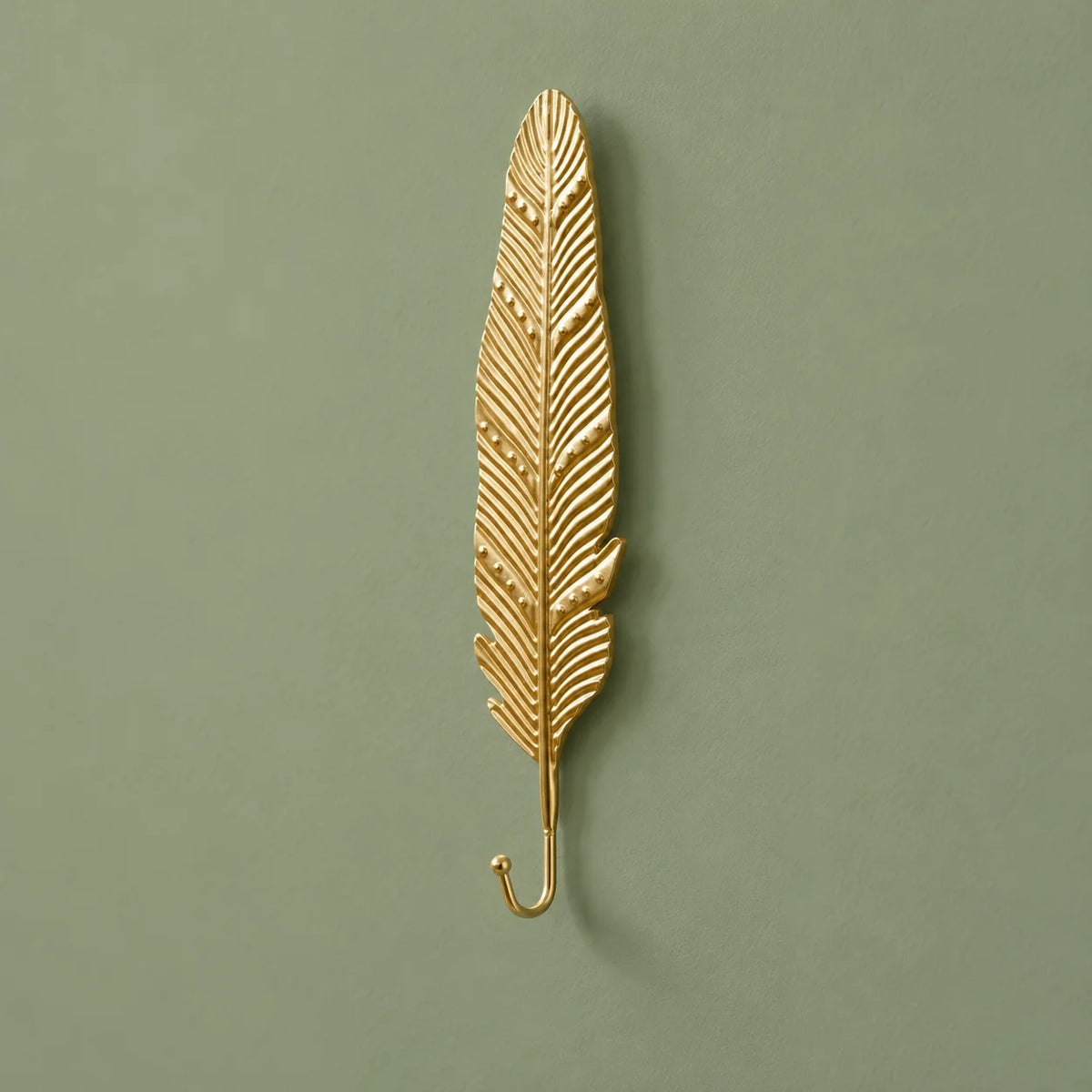 Patère longue feuille dorée sur fond vert sauge, vue entière