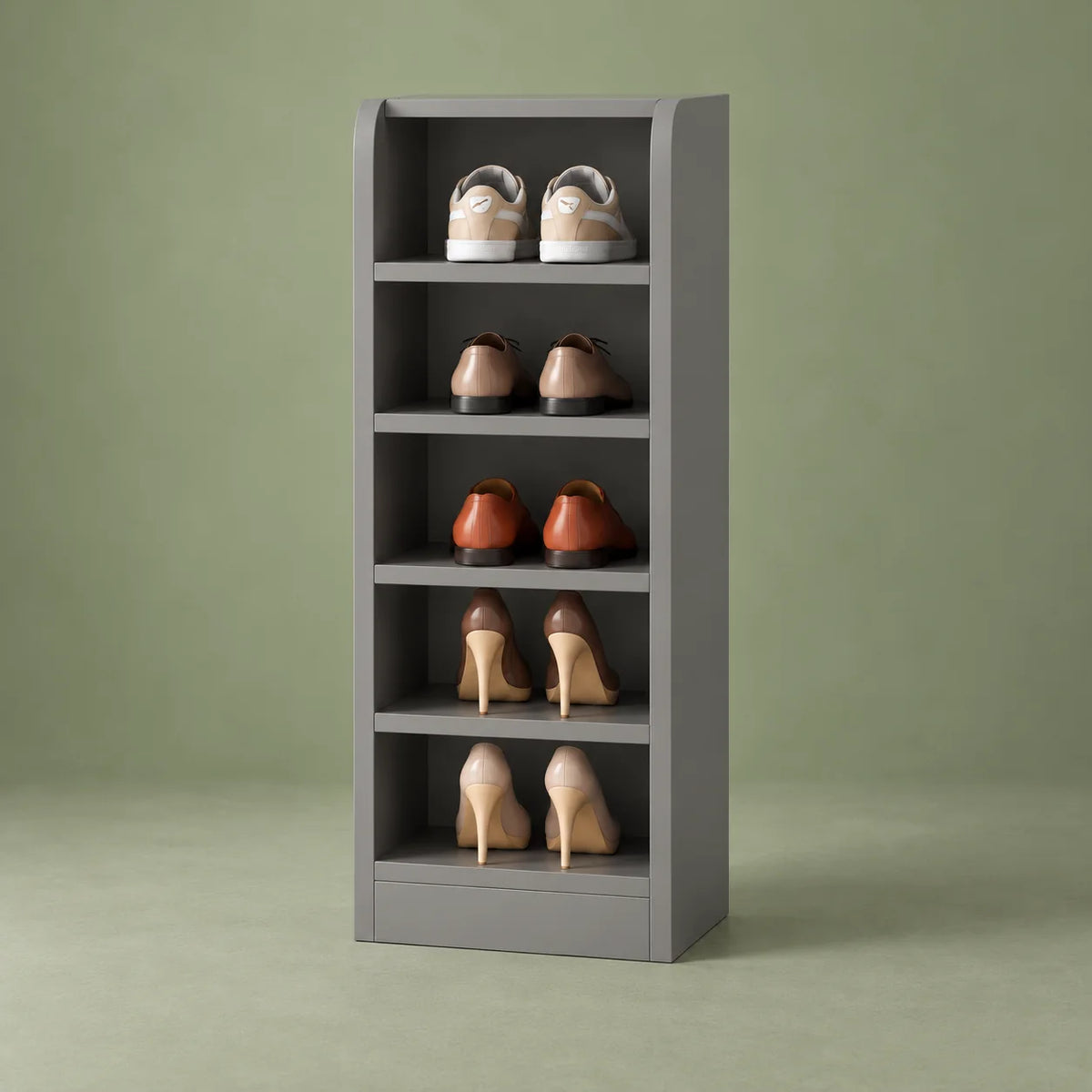 Vue de trois quarts droite du petit meuble à chaussures gris sur fond vert sauge