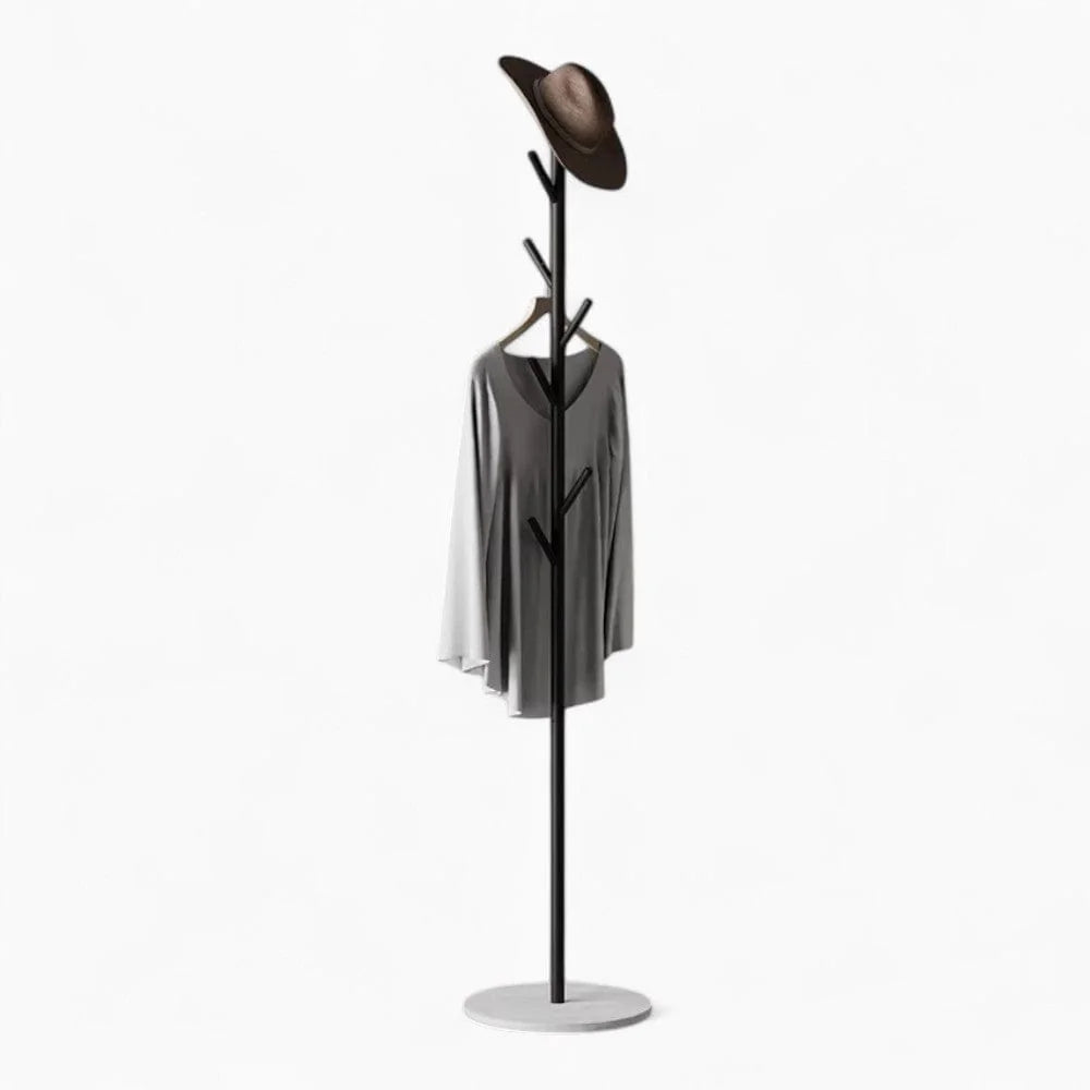 Photo originale du porte-manteau arbre noir sur base blanche avec chapeau et manteau