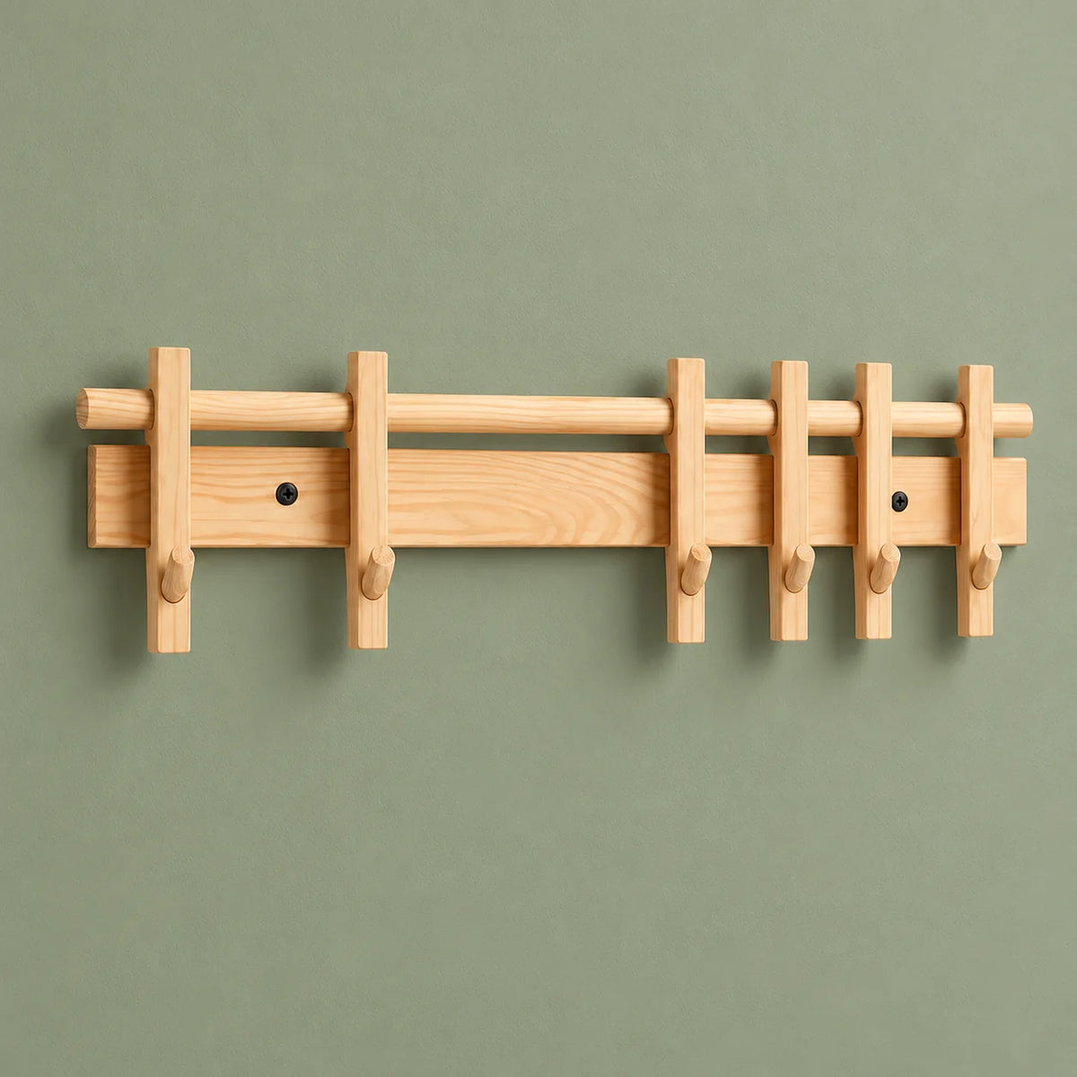 Vue de face du porte-manteau mural beige en bois clair sur mur vert sauge