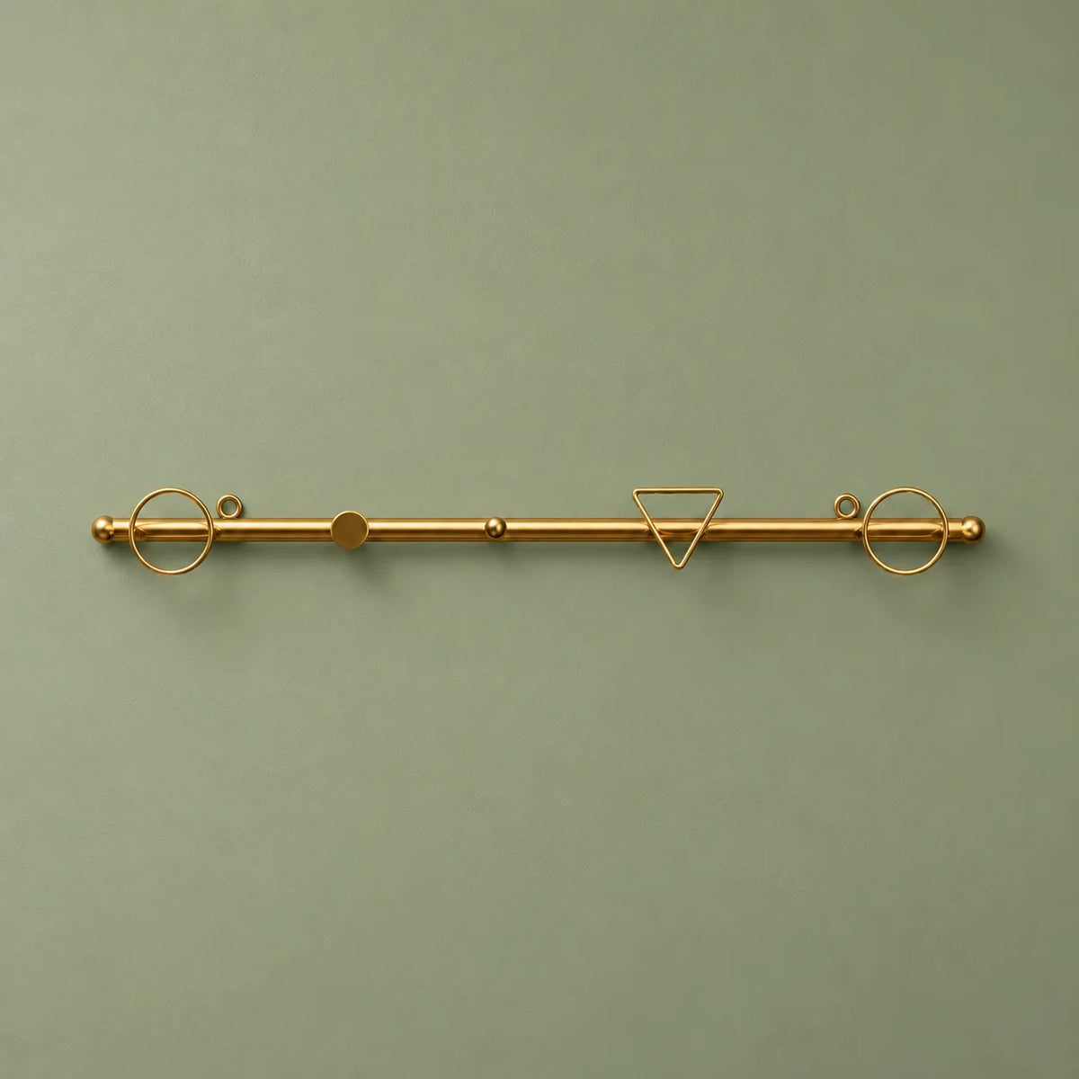 Porte-manteau I mural doré, vue complète sur fond vert sauge