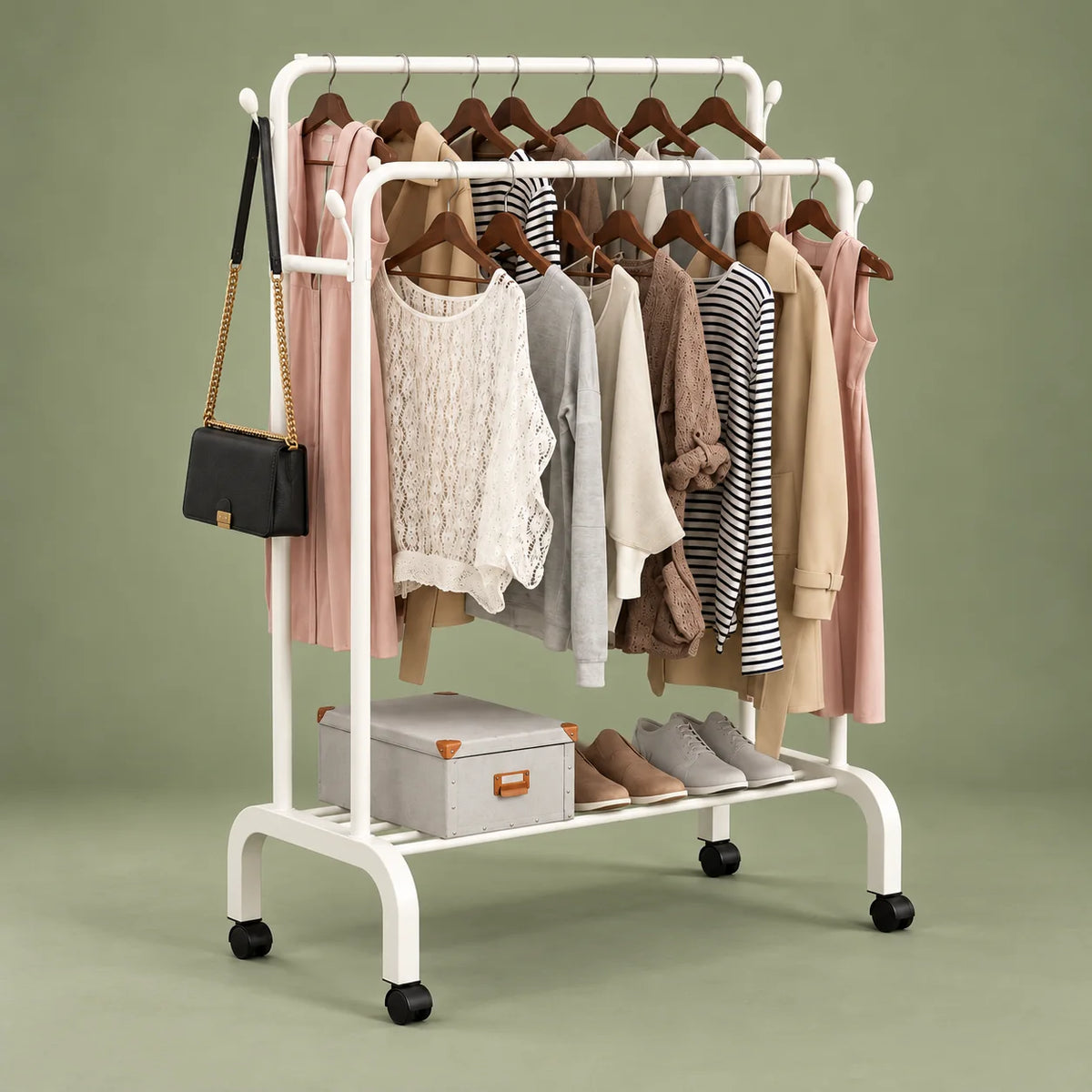 Vue de face du portant dressing blanc à deux barres sur fond vert sauge