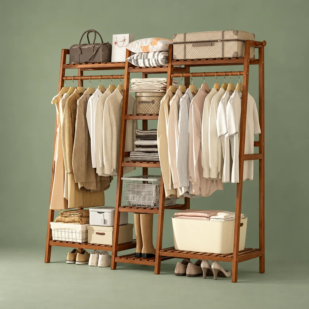 Grand dressing en bois marron complet avec deux penderies sur fond vert sauge