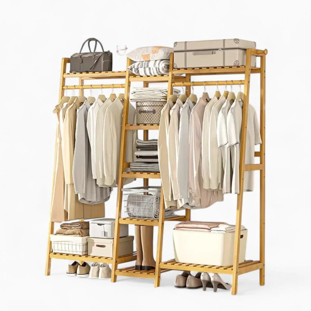 Photo originale du grand dressing en bois clair à trois compartiments