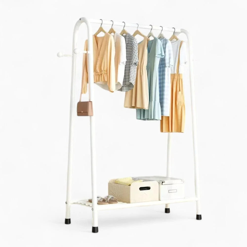 Photo originale du mini dressing blanc avec vêtements et boîtes de rangement