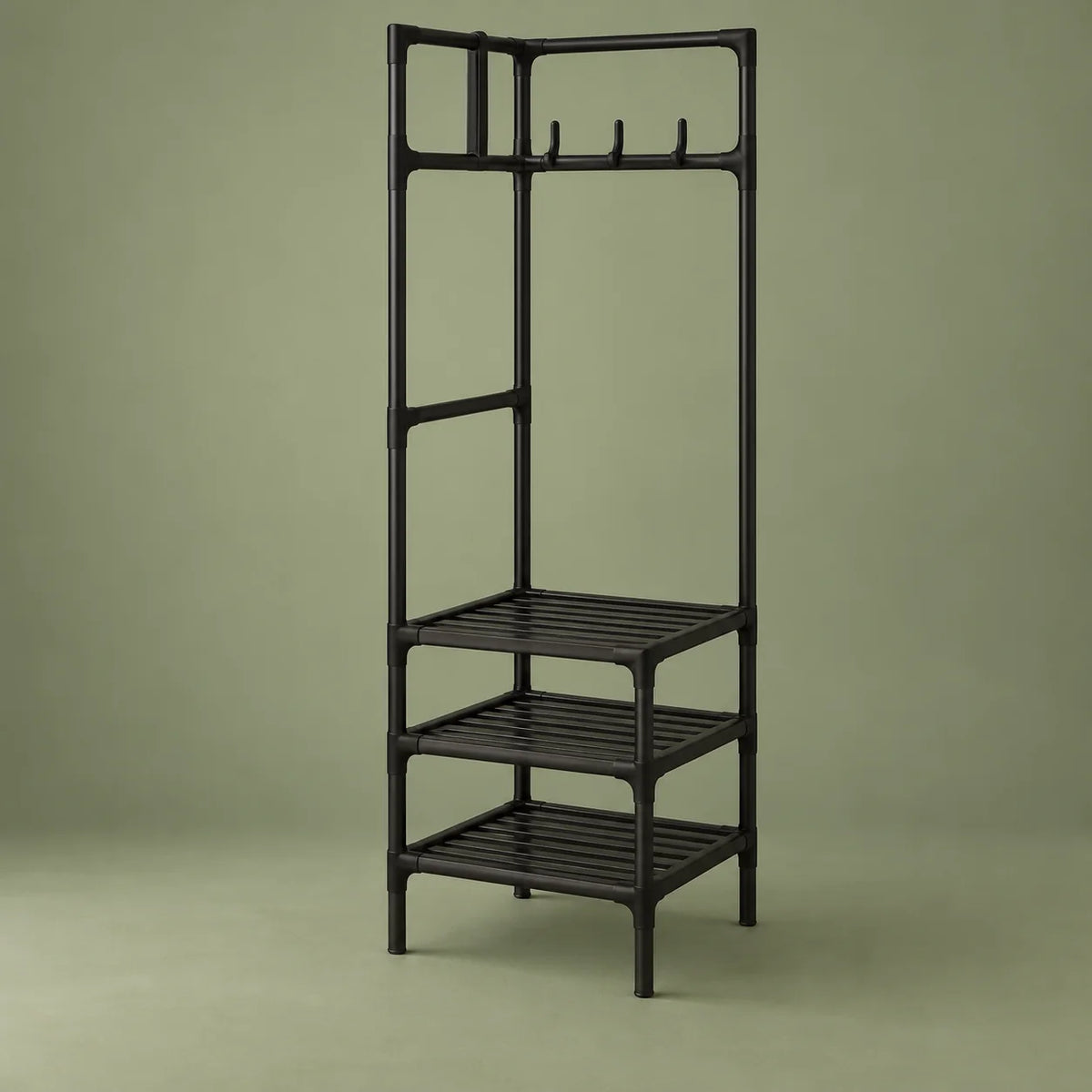 Porte-manteau noir d'angle à trois étagères, vue complète sur fond vert