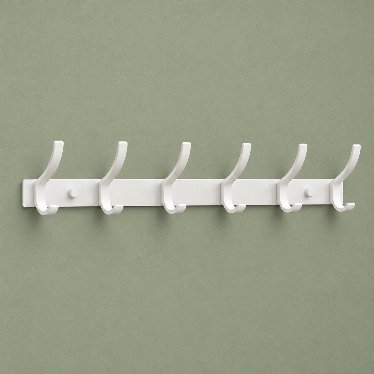 Vue complète du porte-manteau mural blanc à six crochets sur fond vert sauge