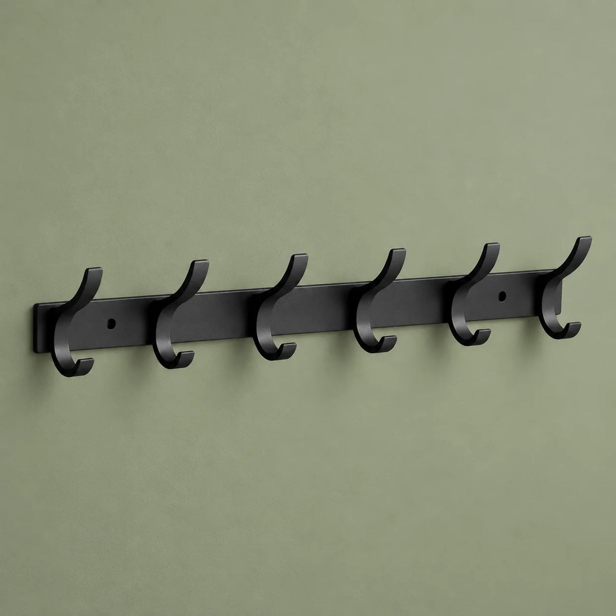 Vue complète du porte-manteau mural noir à six crochets sur fond vert sauge