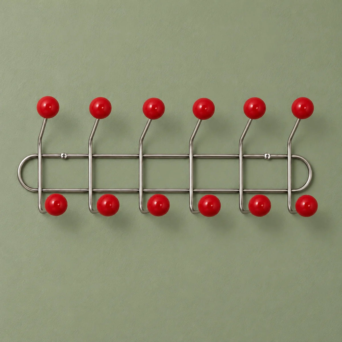 Porte-manteau mural en métal à six doubles crochets rouges sur fond vert sauge