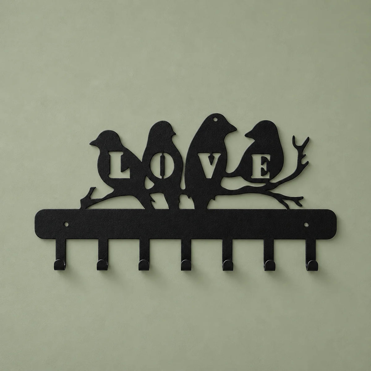 Porte-manteau mural LOVE noir présenté de face sur fond vert sauge