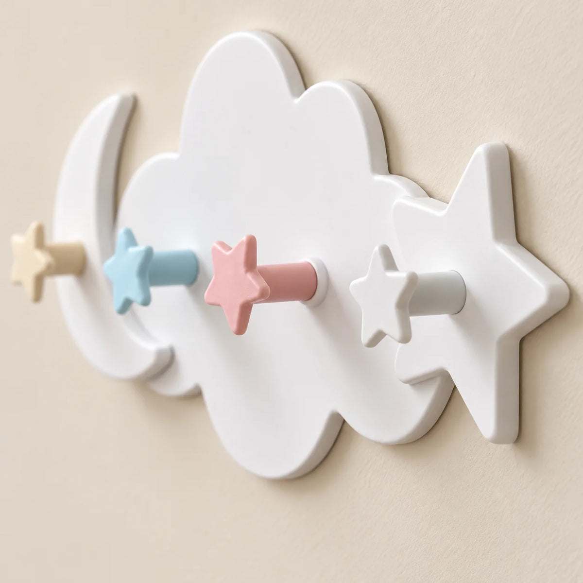 Détail des patères en relief rose et blanche du porte-manteau mural Nuage