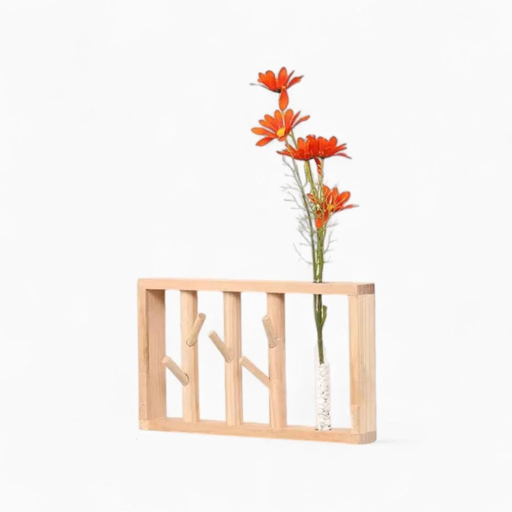 Photo originale du petit porte-manteau en bois clair avec fleurs dans un vase