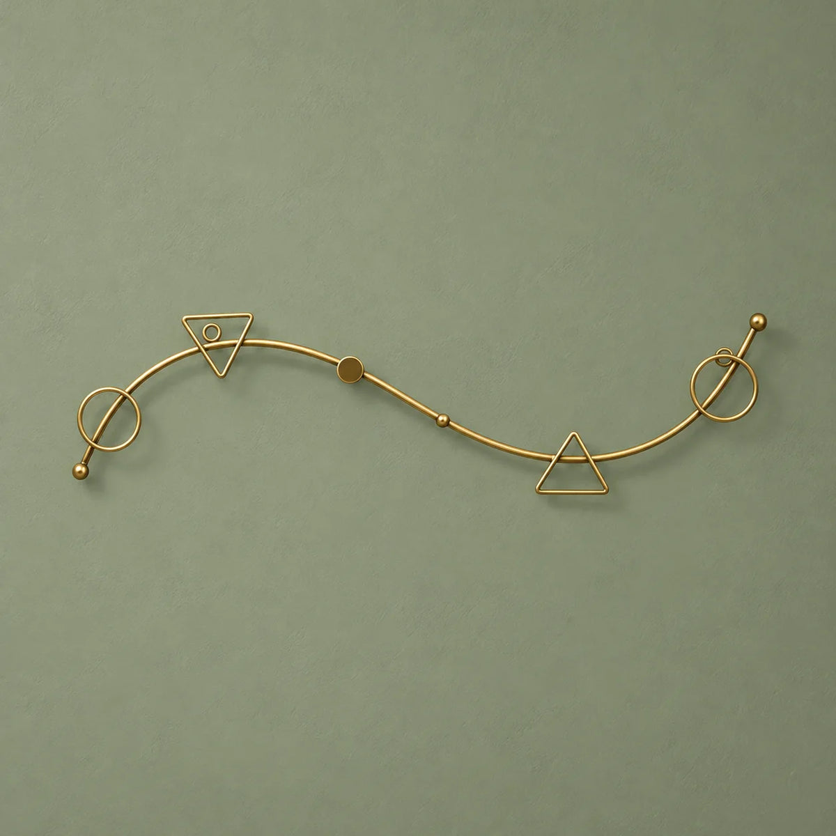 Porte-manteau mural Serpent doré sur fond vert sauge