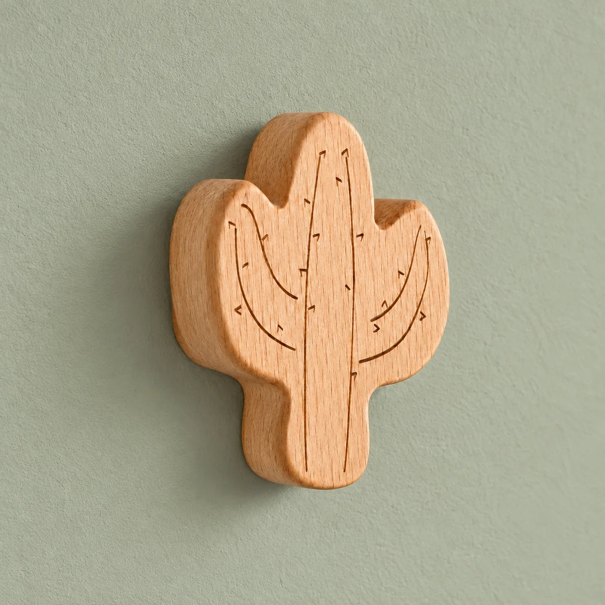 Patère murale cactus en bois naturel gravé présentée seule sur fond vert sauge