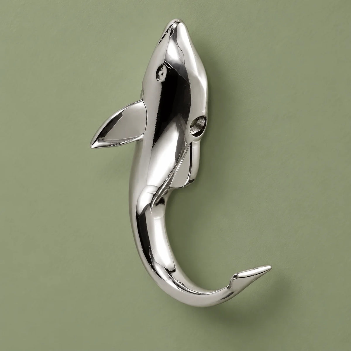 Patère dauphin argent vue entière sur fond vert sauge
