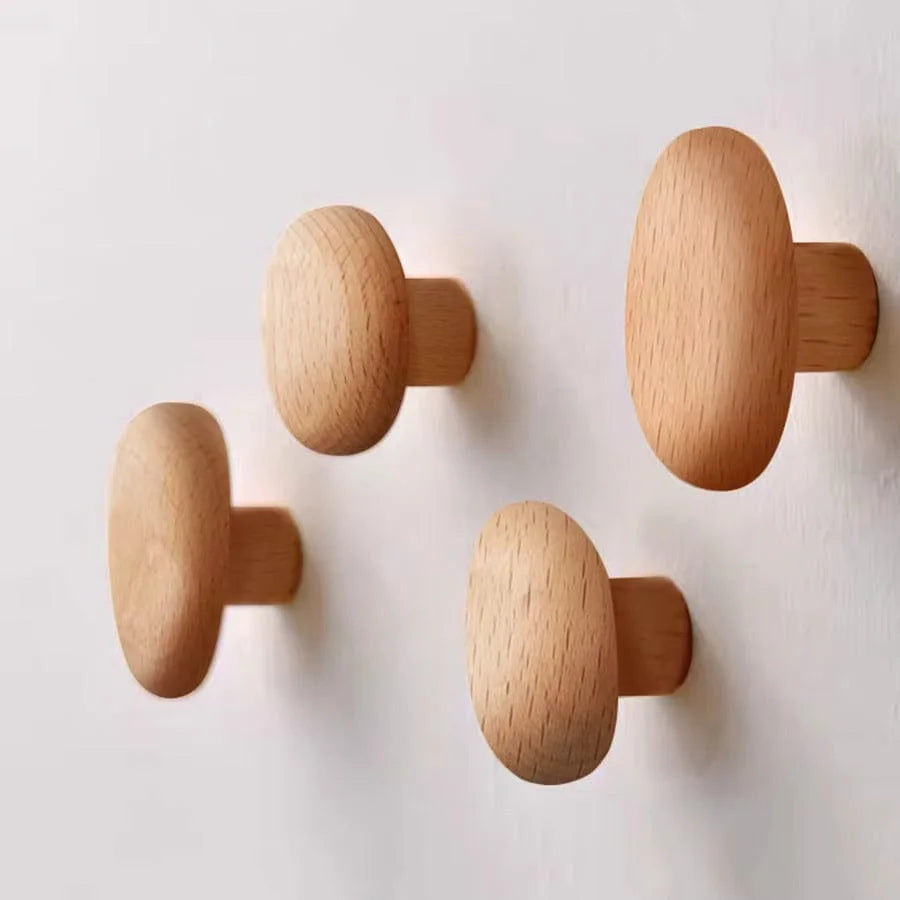 Composition de plusieurs patères ovales en bois naturel sur mur