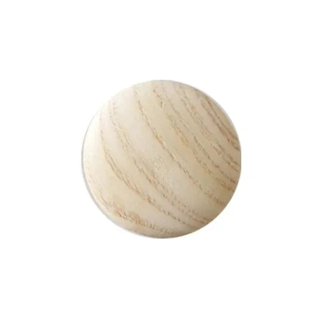 Photo originale de face de la patère ronde en bois clair