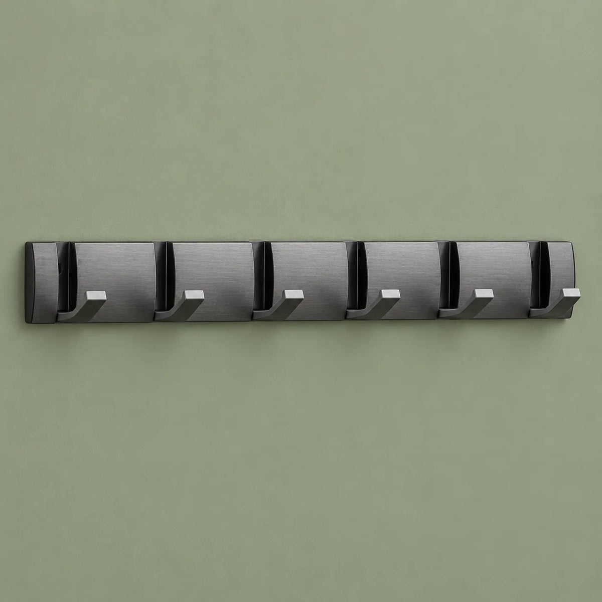 Porte-manteau mural moderne gris avec six crochets ouverts sur fond vert sauge