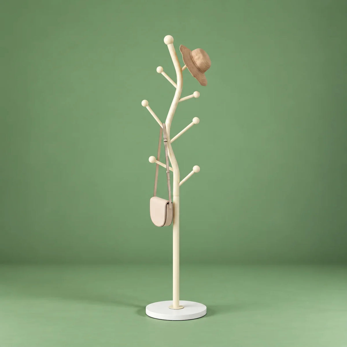 Porte-manteau arborescent blanc crème à sept embouts ronds, base circulaire blanche, chapeau beige et petit sac crème sur fond vert sauge