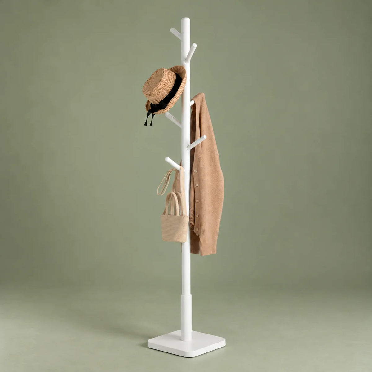 Porte-manteau arbre blanc et son pied carré, vue de trois quarts sur fond vert sauge