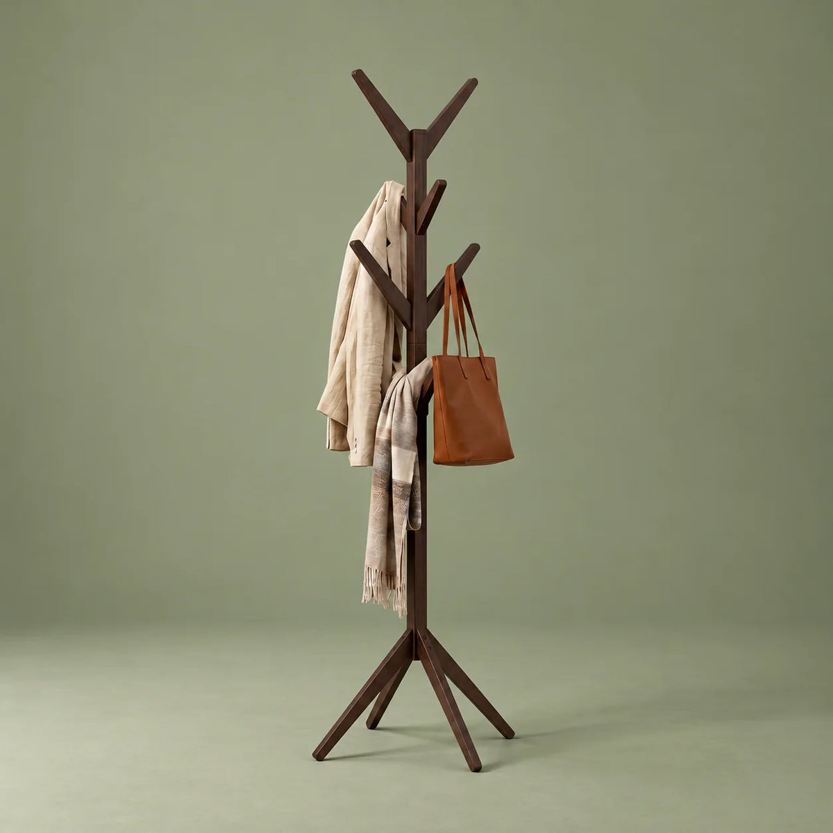 Porte-manteau arbre sur pied en bois foncé, vue entière sur fond vert