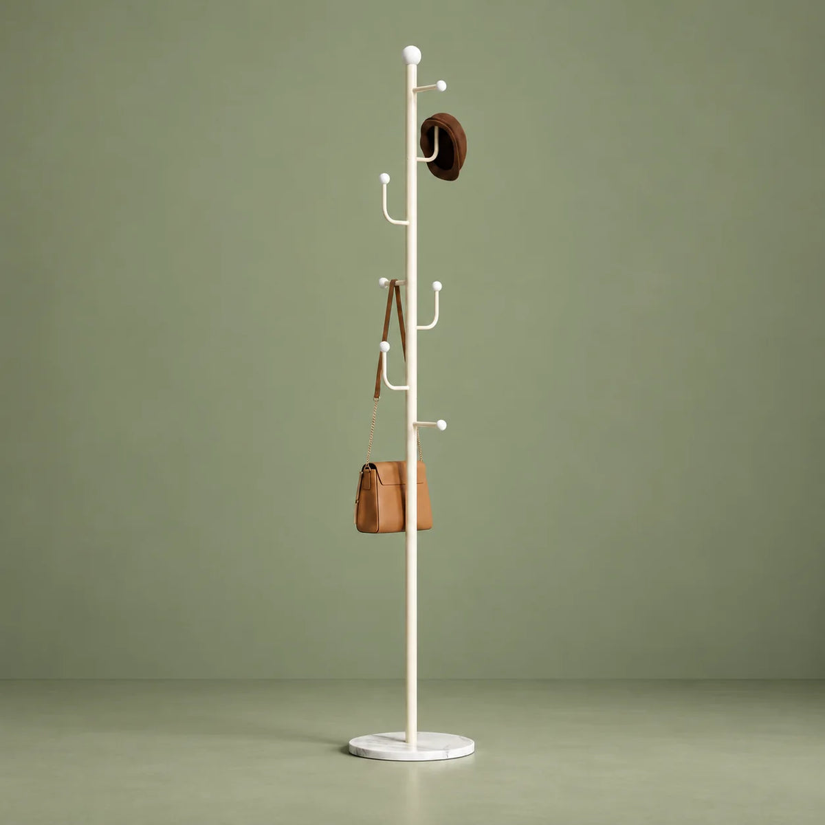 Porte-manteau sur pied blanc entier avec chapeau et sac sur fond vert sauge