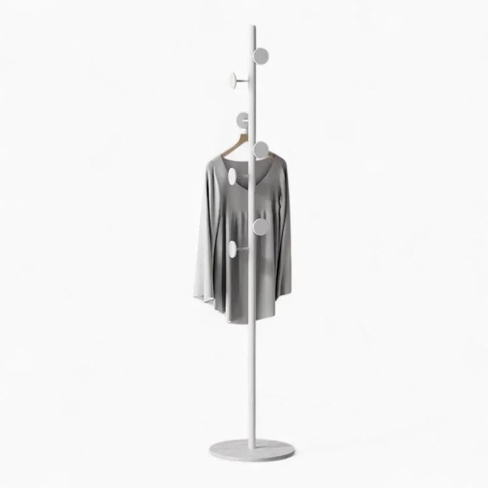 Photo originale du porte-manteau champignon blanc à base blanche avec manteau suspendu