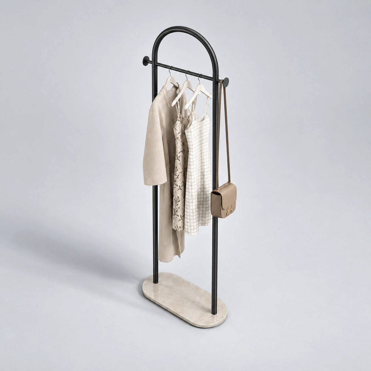 Porte Manteau sur Pied Courbé noir vu en plongée, ensemble du porte-manteau design avec base ovale en marbre blanc