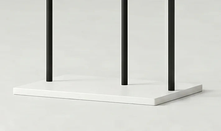 Détail de la base rectangulaire blanche et des trois montants noirs du porte-manteau