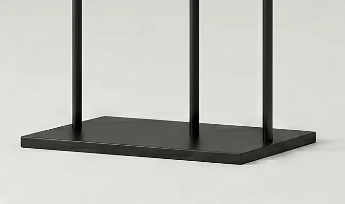 Détail de la base rectangulaire noire et des trois montants métalliques du porte-manteau