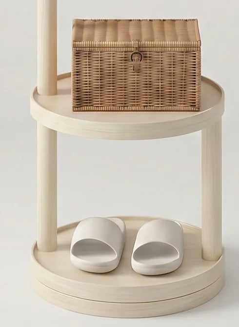 Détail des deux étagères rondes en bois blanc avec panier tressé sur le plateau supérieur et sandales blanches en bas