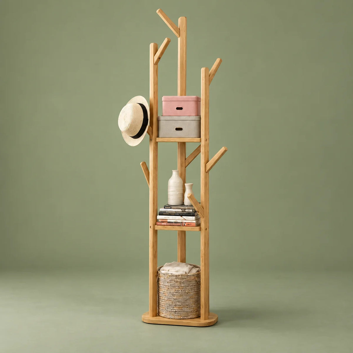 Porte-manteau en bois clair complet avec branches et étagères sur fond vert sauge