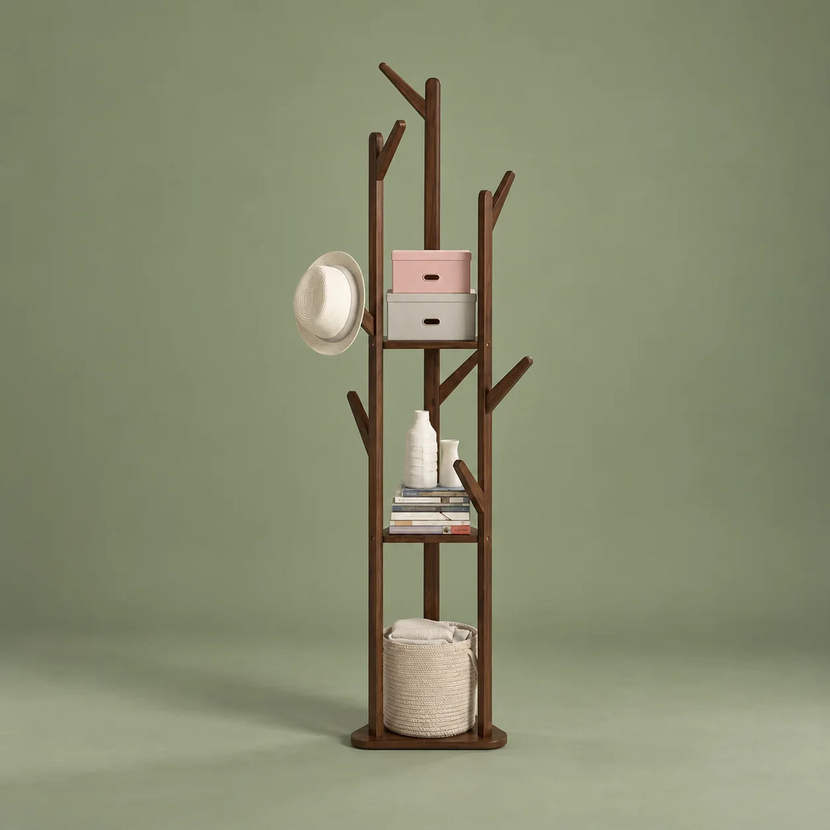 Porte-manteau sur pied en bois foncé, vue entière sur fond vert sauge