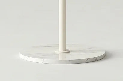 Détail du disque de base rond blanc à veinage gris clair et du pied central du porte-manteau