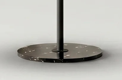Détail du disque de base rond noir à veinage clair et du pied central du porte-manteau