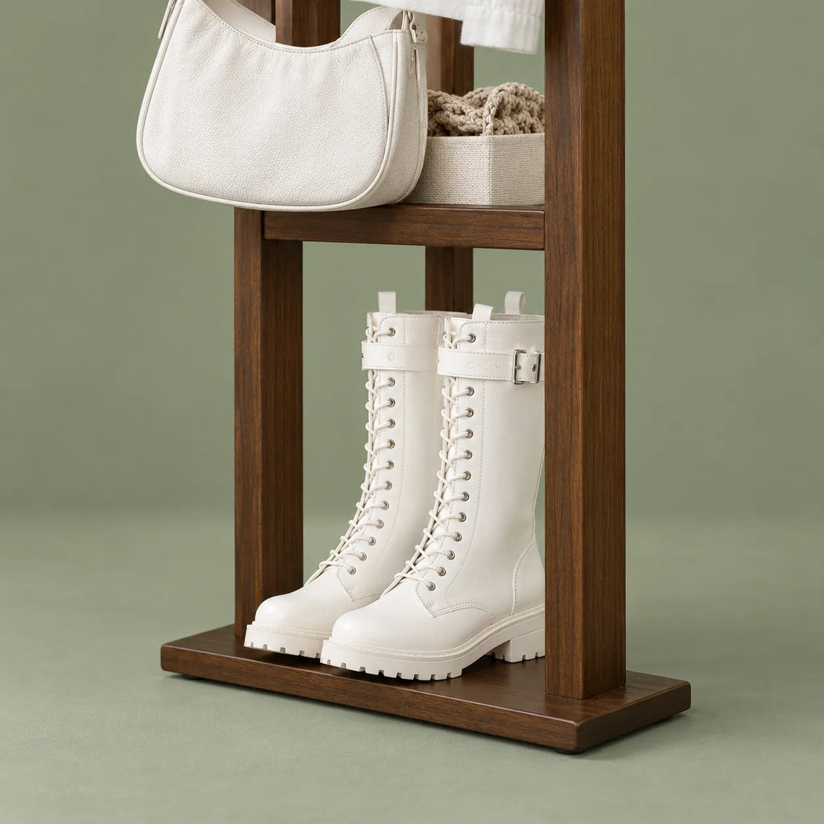 Détail du socle et du rangement de bottes du porte-manteau multifonction en bois foncé