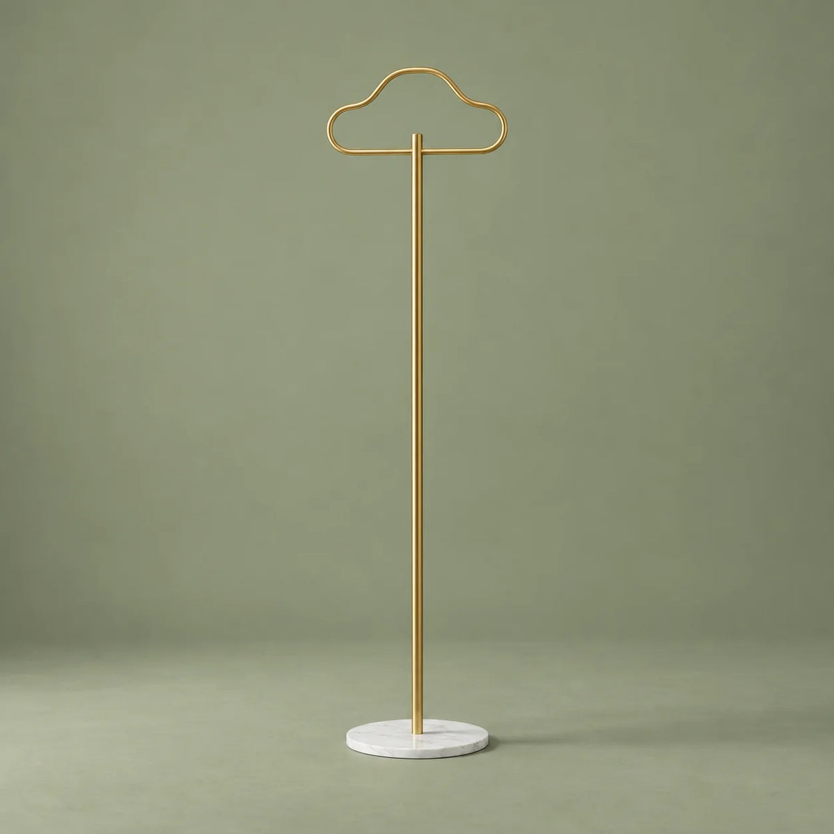 Structure complète du porte-manteau Nuage d'or sans vêtements, sur fond vert sauge