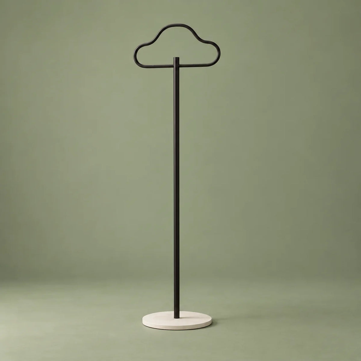 Structure complète du porte-manteau Nuage noir sans vêtements sur fond vert sauge