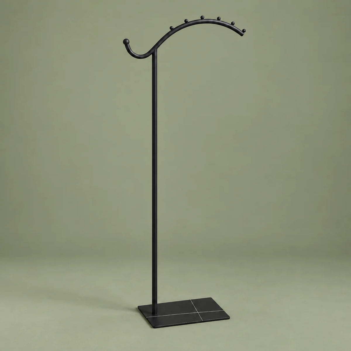 Porte-manteau voûté entièrement noir, vue complète sur fond vert sauge