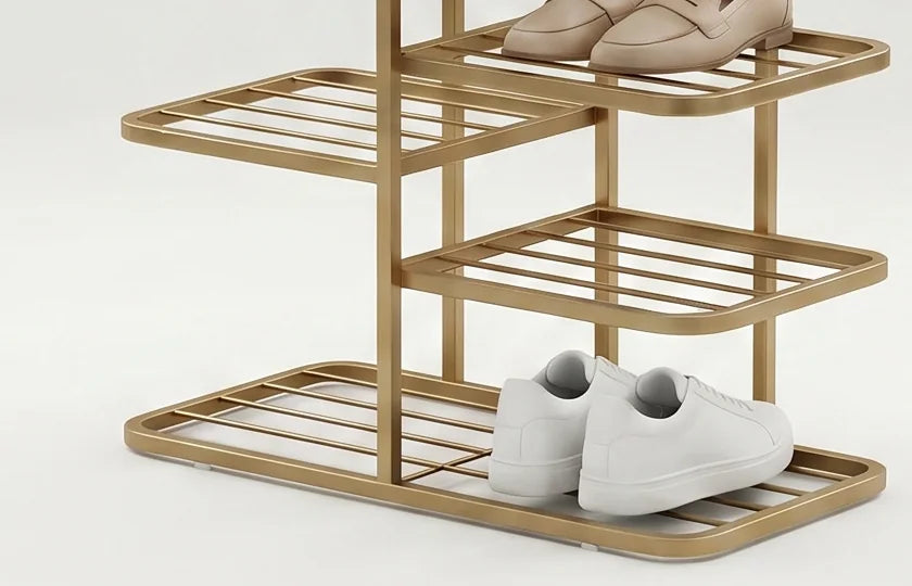 Détail de la base et des montants en fer doré avec chaussures blanches