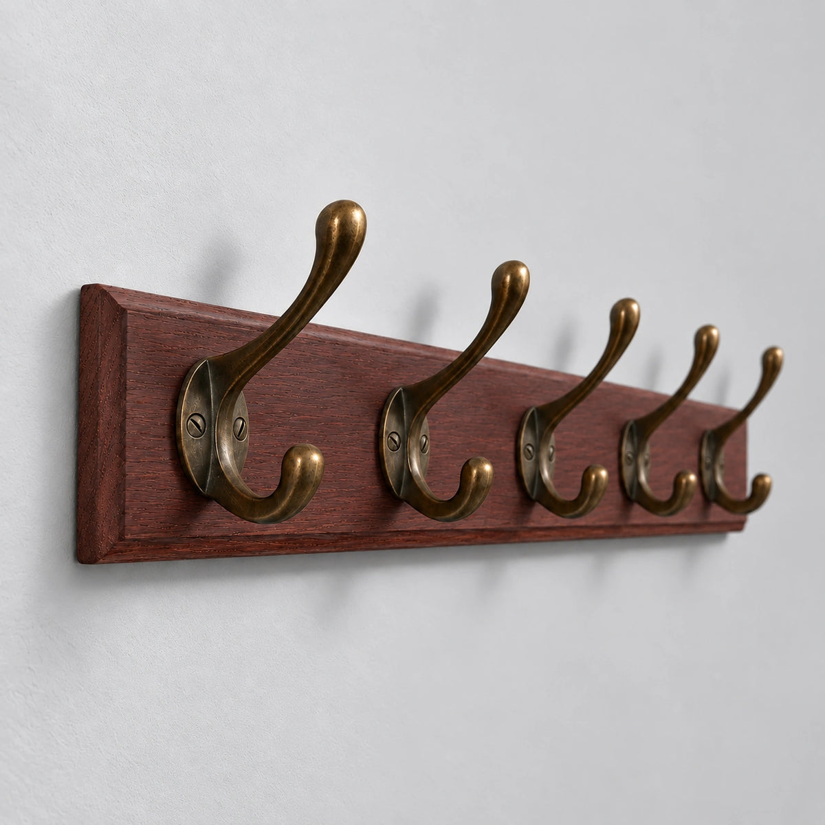 Porte Manteau entrée Ancien Grand Crochet bois vu en perspective, planche bois foncé et crochets bronze