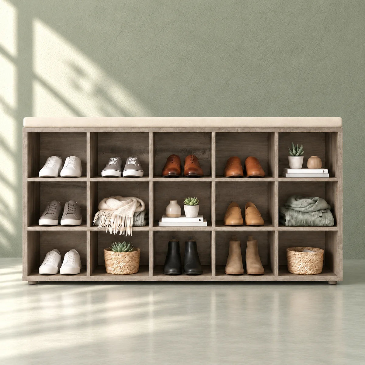 Vue de face des quinze niches du banc à chaussures brun grisé sur fond vert sauge