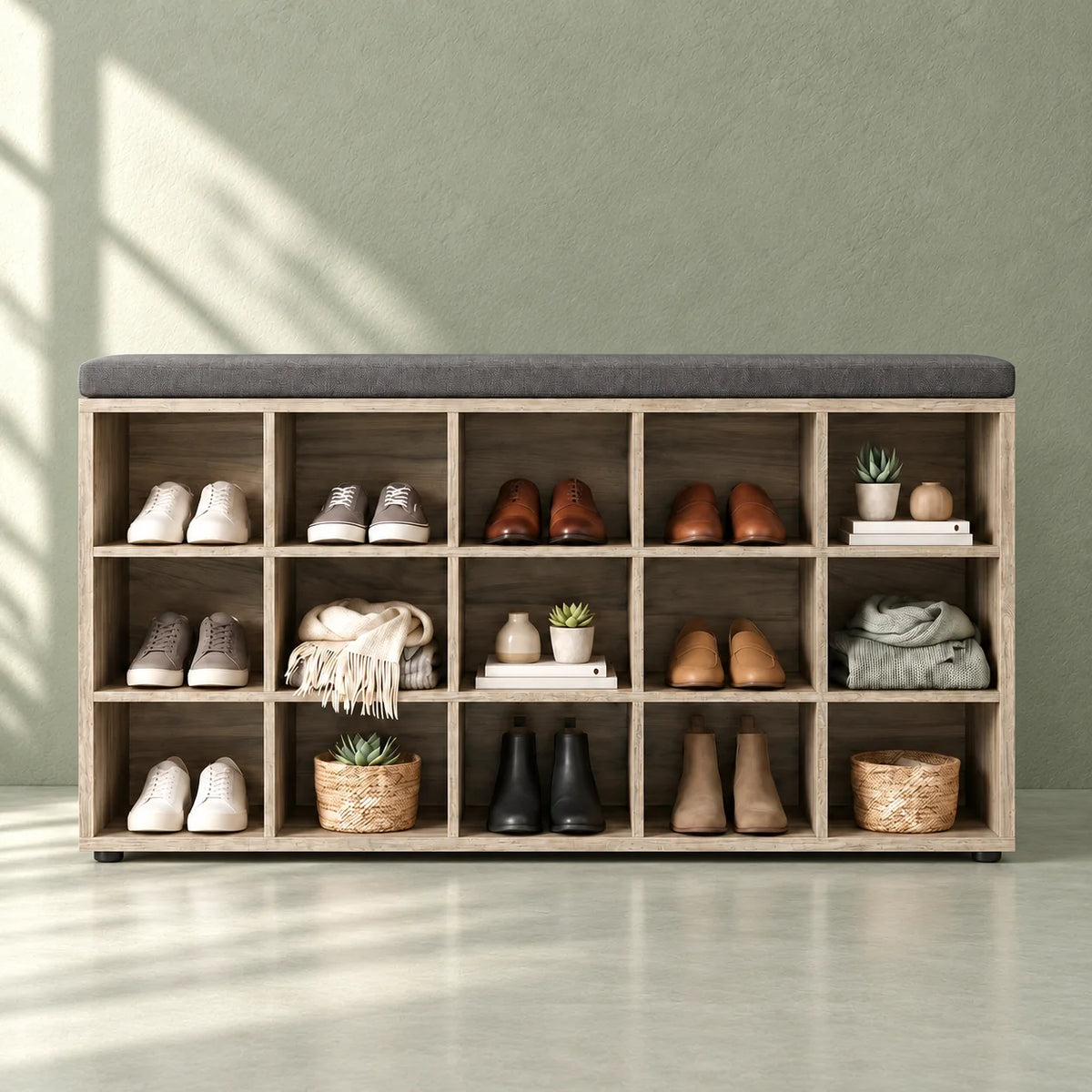 Vue de face des quinze niches du banc à chaussures sur fond vert sauge