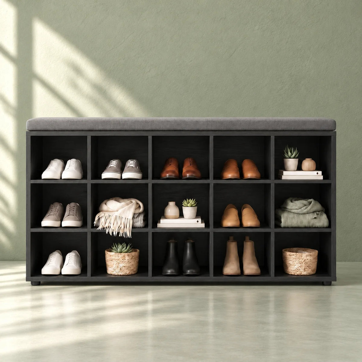 Vue de face des quinze niches du banc à chaussures noir sur fond vert sauge