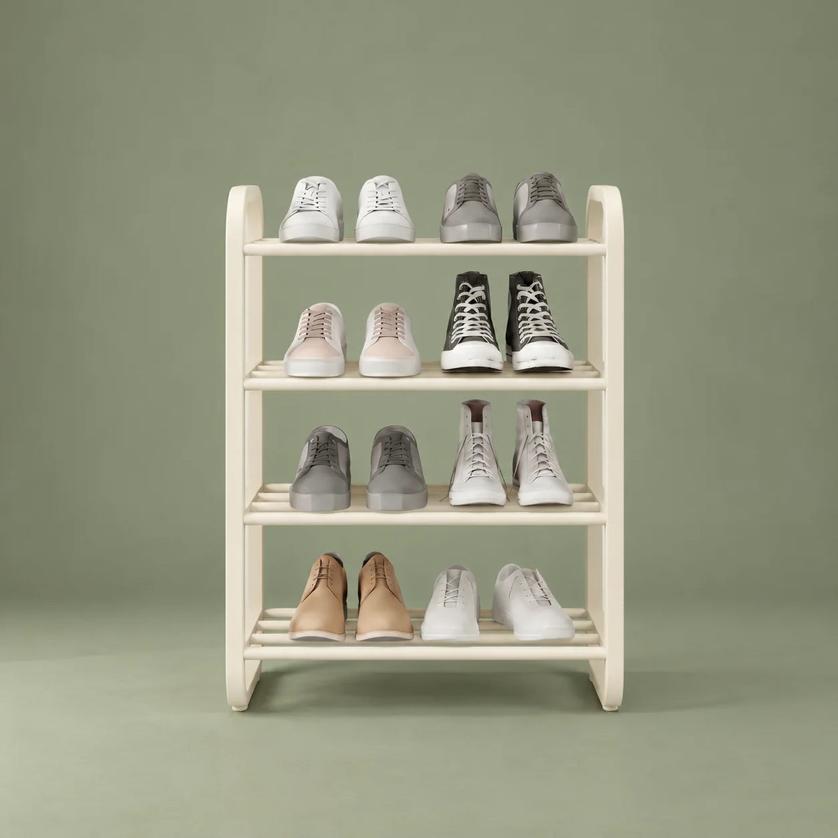 Vue de face de l’étagère à chaussures blanche à quatre niveaux sur fond vert sauge
